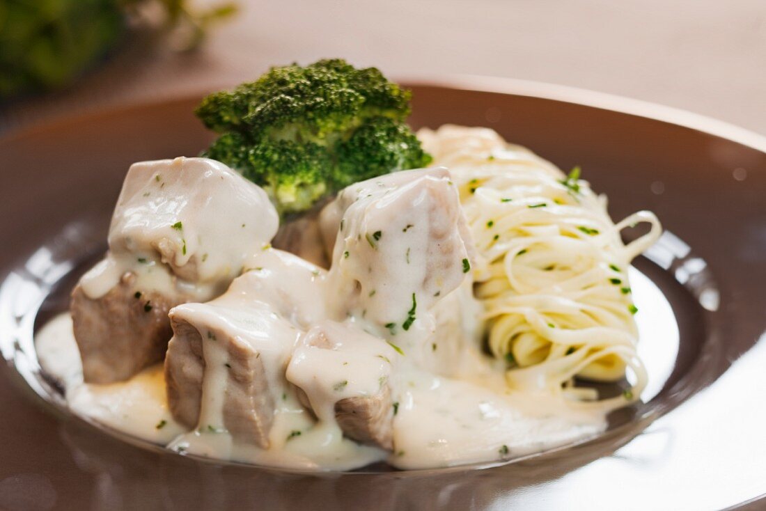 Veal fricassee with broccoli and tagliatelle