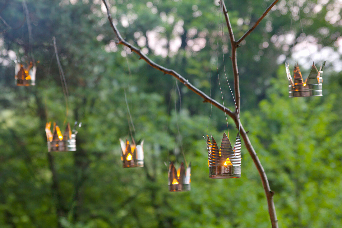 DIY-Sommerlichter aus Metalldosen im Garten