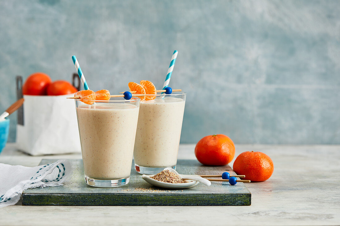 Breakfast smoothies made with mandarins and oats