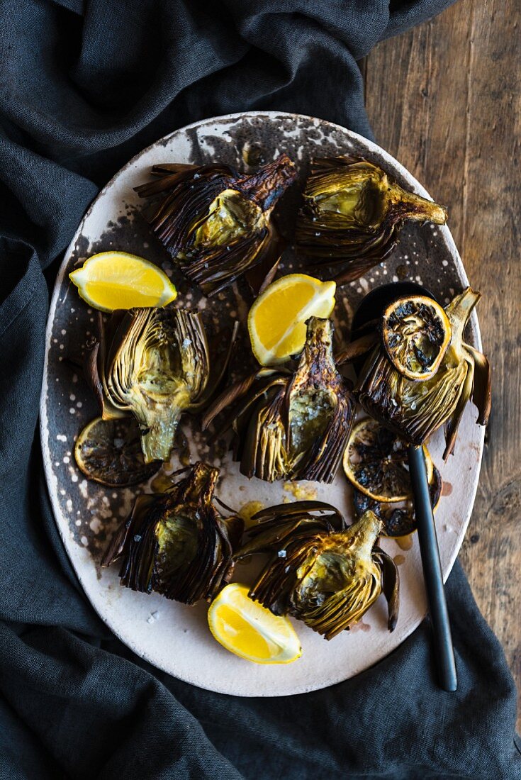 Oven-roasted artichokes with lemon slices