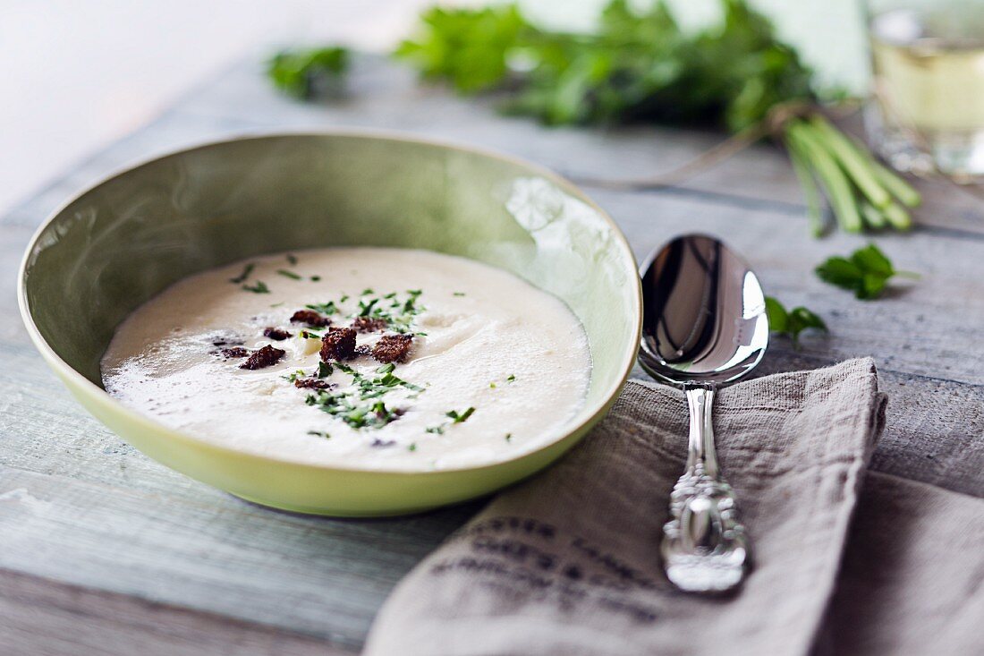 Spargelsuppe mit Croûtons