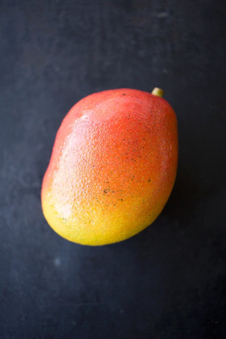 Reife Mango mit Wassertropfen