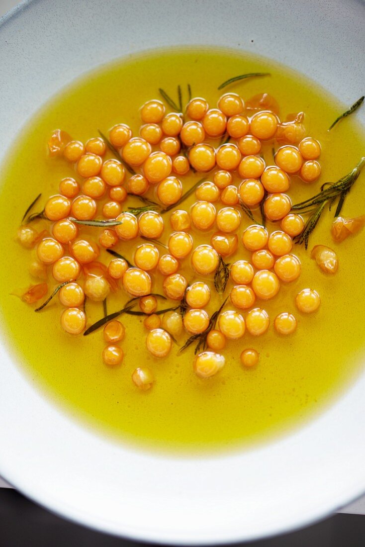 Tomberries auf Teller in Olivenöl