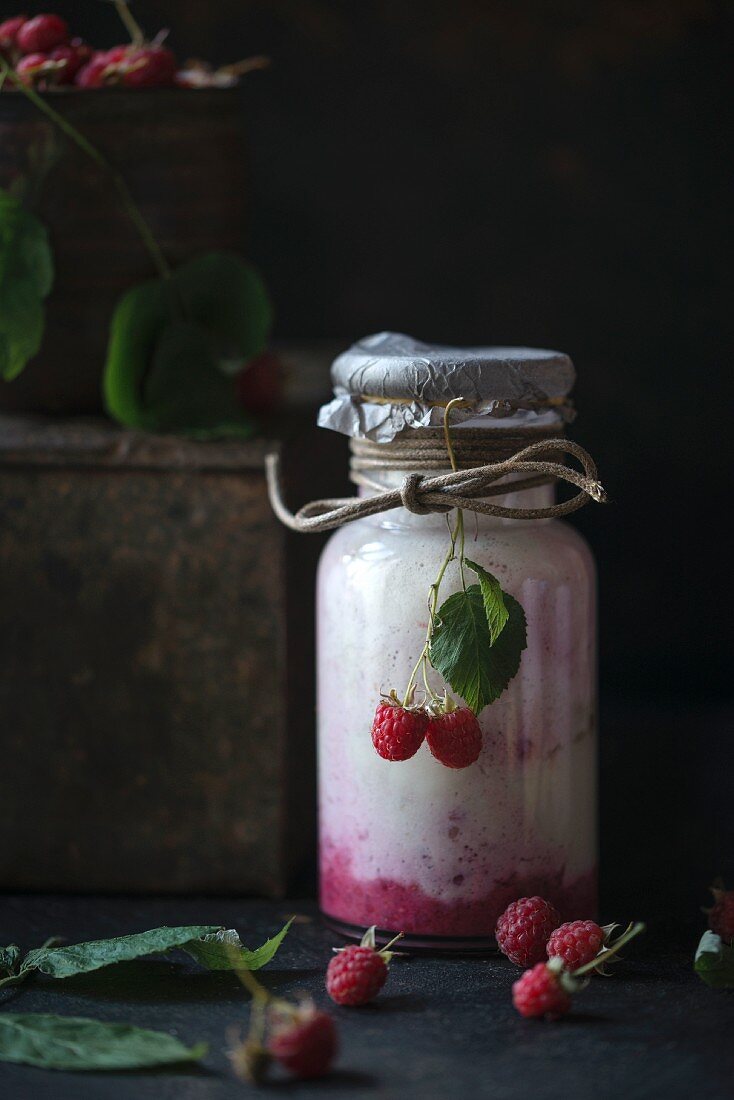 Veganer Himbeer-Bananen-Vanille-Smoothie im Glas