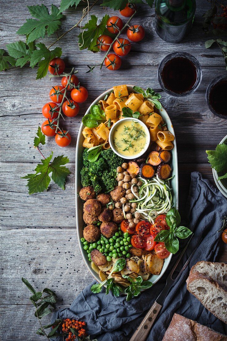 Vegane Buddha Bowl mit Gemüse und Nudeln