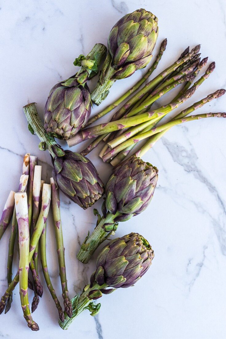 Artischocken und grüner Spargel