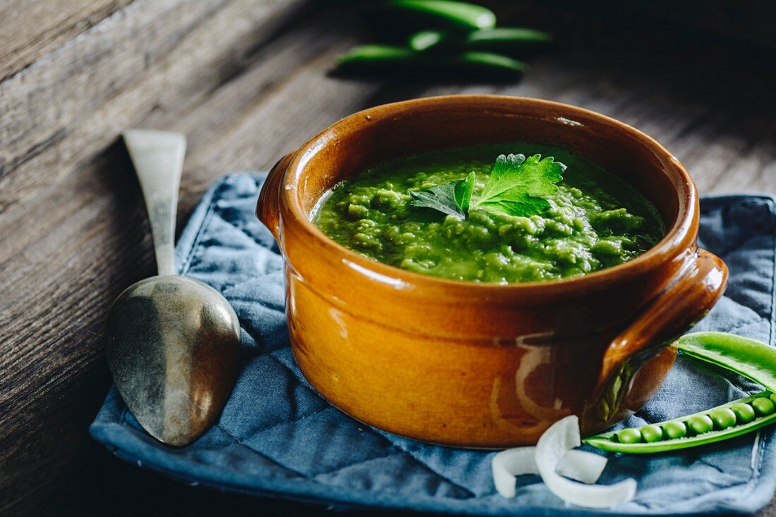 Green pea soup with parsley