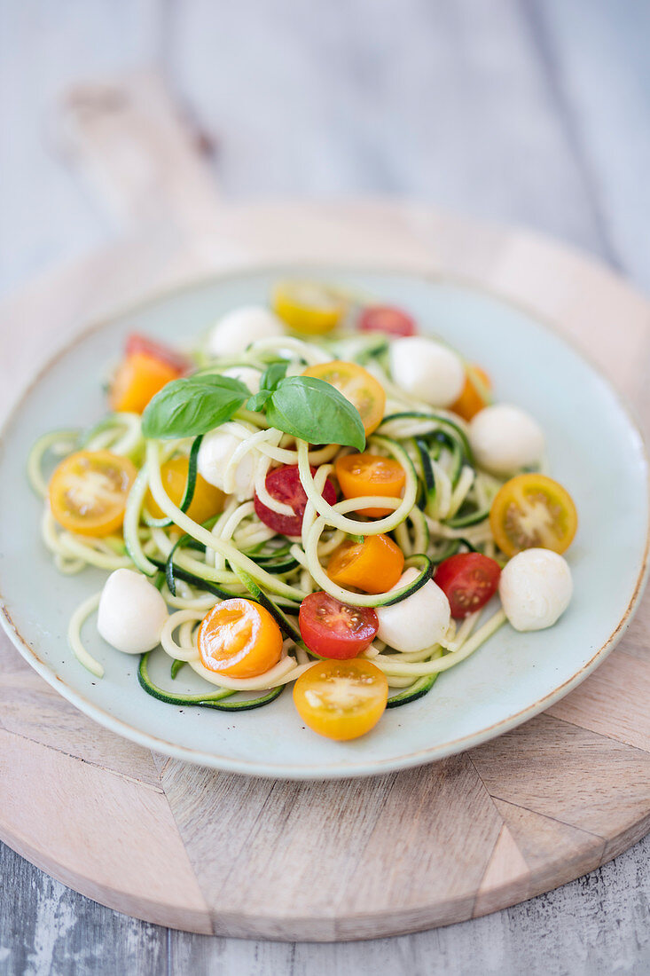 Courgette noodle salad with colourful tomatoes and mozzarella