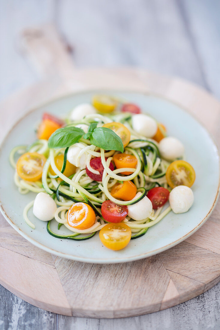 Zucchininudelsalat mit bunten Tomaten und Mozzarella