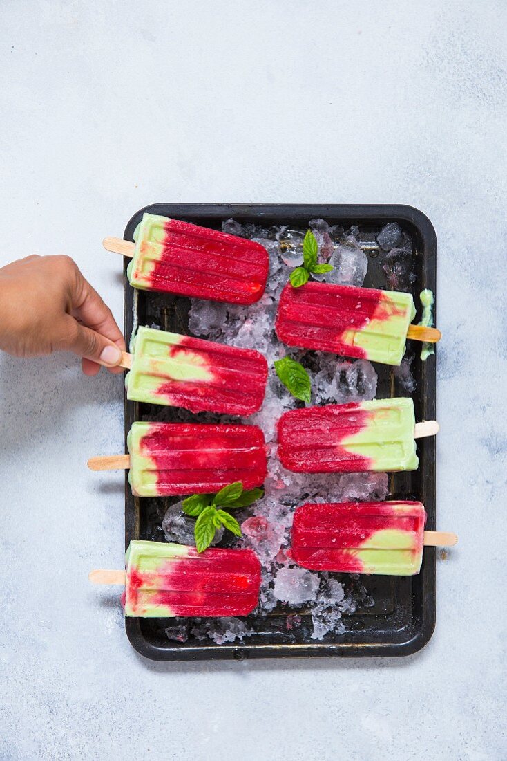 Selbstgemachtes Himbeer-Matcha-Eis am Stiel mit Kokos (vegan)