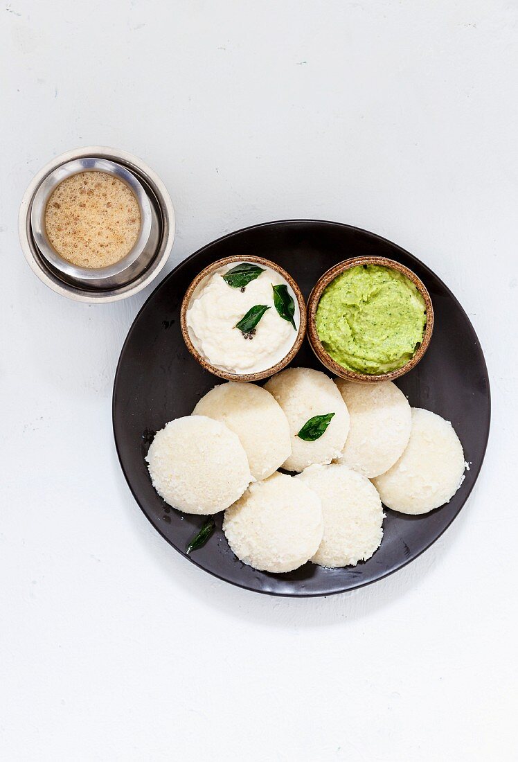 Idli (Gedämpfte Reisküchlein, Indien) mit Koriander- und Kokoschutney