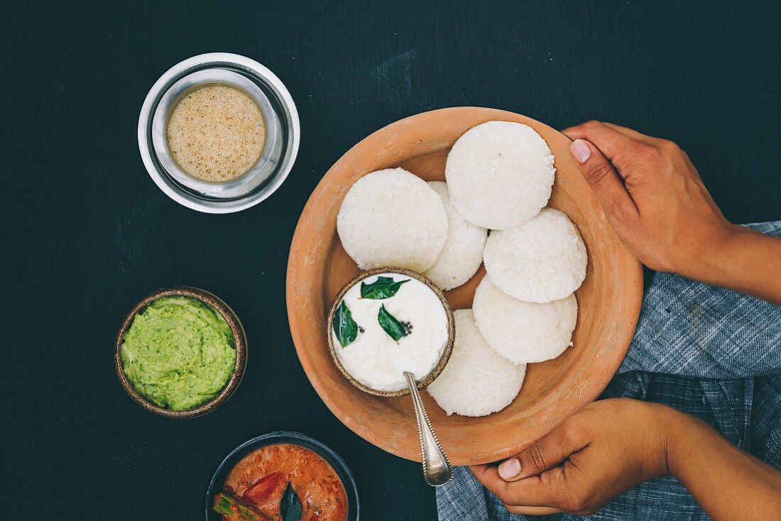 Idli (Gedämpfte Reisküchlein, Indien) mit Koriander- und Kokoschutney