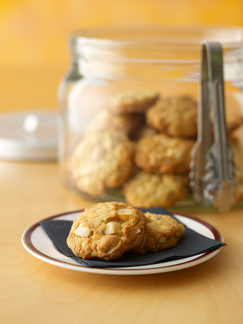 Macadamia-Cookies mit weißer Schokolade