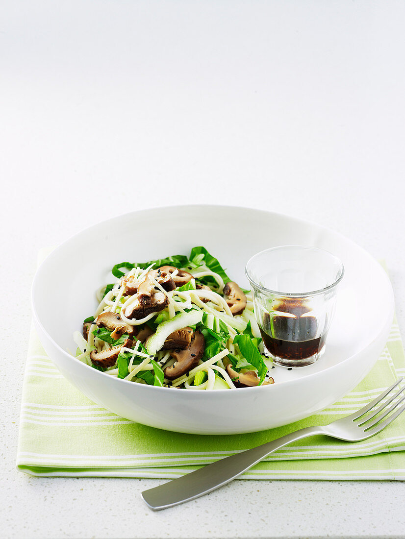 Udonnudelnsalat mit Pak Choi und Shiitakepilzen