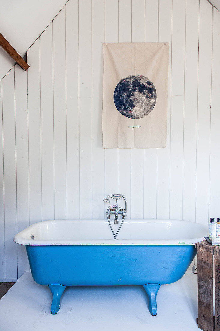Blaue, Vintage Badewanne vor weißer Holzverkleidung