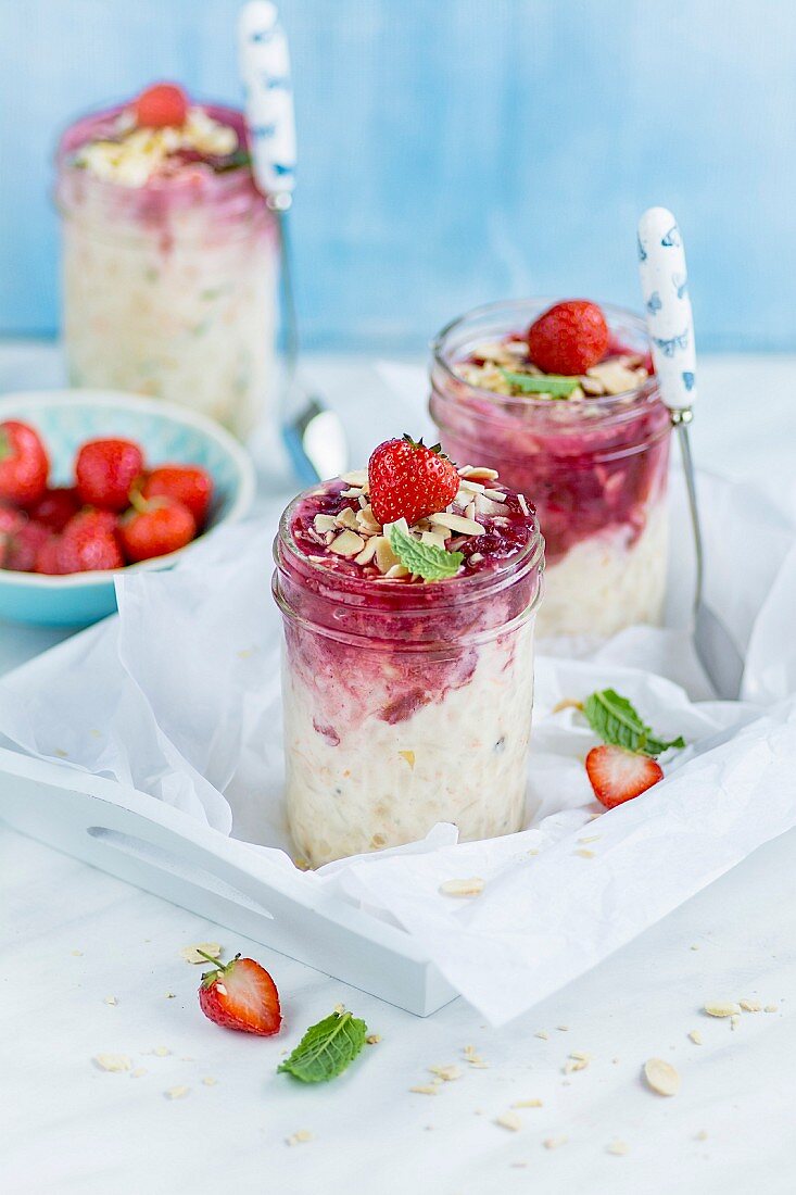 Porridge mit Erdbeeren, Minze und Mandeln