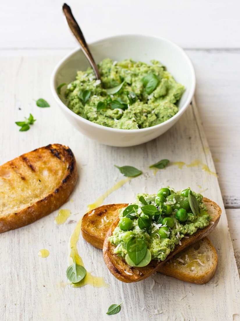 Bohnen-Erbsen-Aufstrich mit Basilikum und Parmesan auf Röstbrot