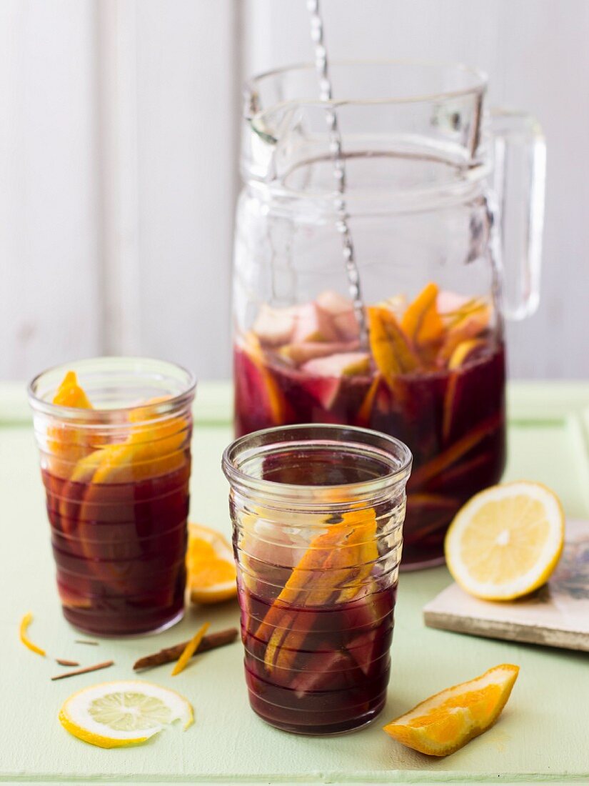 Rotwein-Sangria mit Orangen, Zitronen und Äpfeln (Spanien)