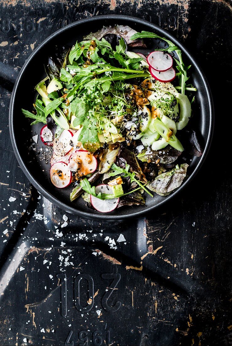 Grüner Salat mit Radieschen, Frühlingszwiebeln und Tahini