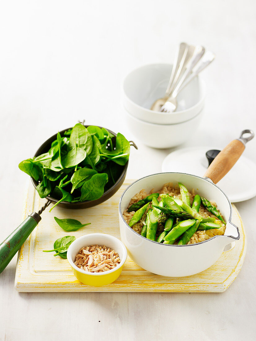 Brauner Reis mit grünem Spargel, Spinat und Mandeln