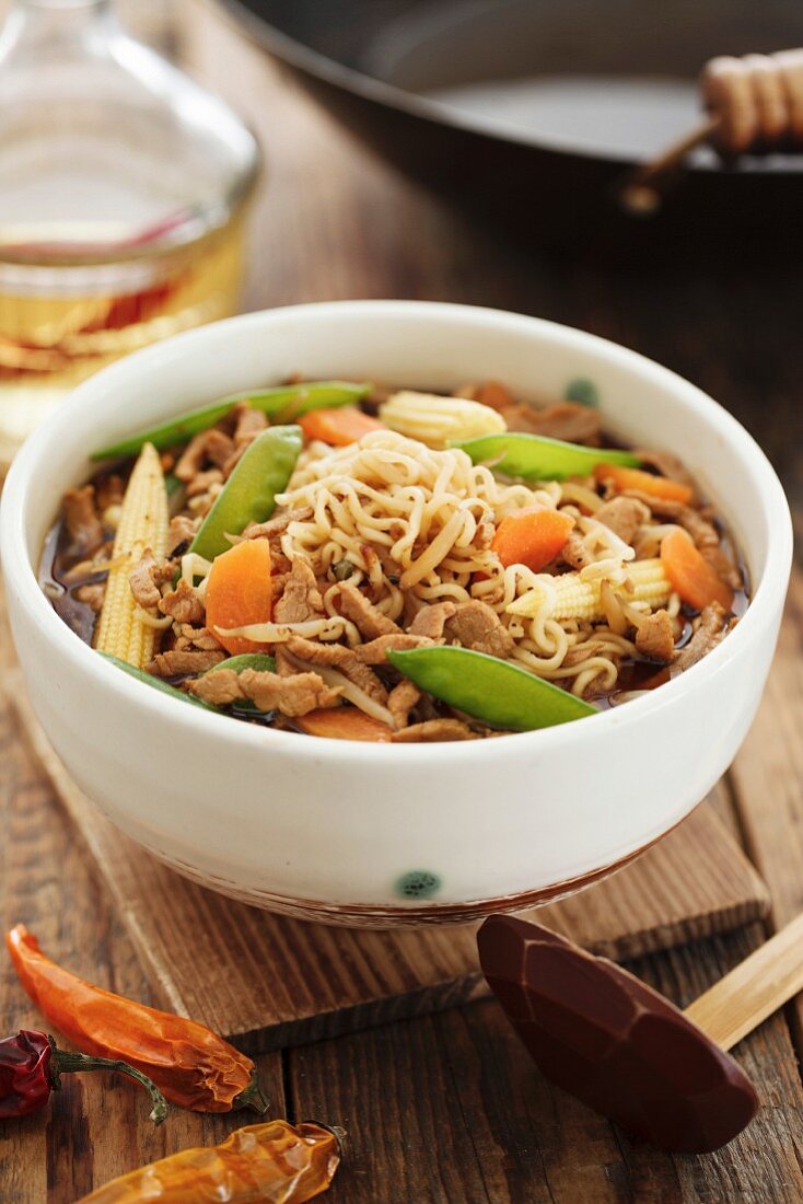 Ramen-Suppe mit Fleisch und Gemüse (Asien)