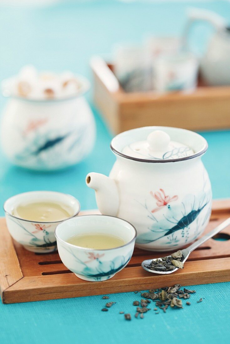 Grüner Tee in asiatischen Teeschälchen und Teekanne (Asien)