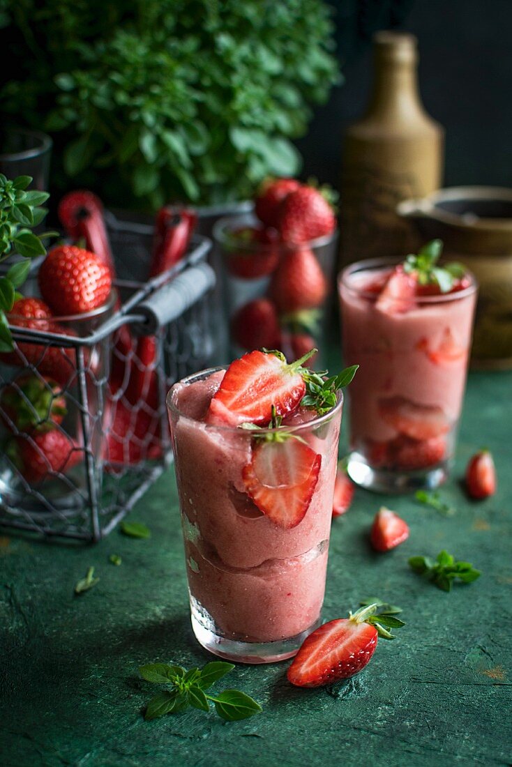 Erdbeersorbet mit Basilikum