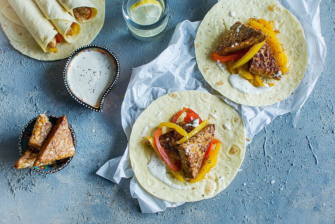 Tempeh fajitas with tomato and red and yellow pepper