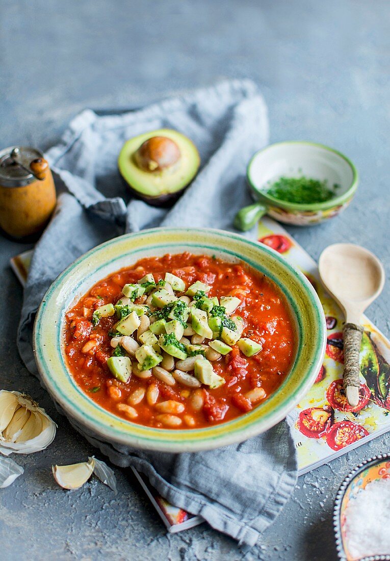 Bohnen-Tomaten-Eintopf mit Avocado und Petersilienpesto