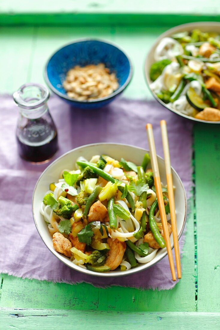 Rice noodles with chicken, broccoli, green beans and herbs