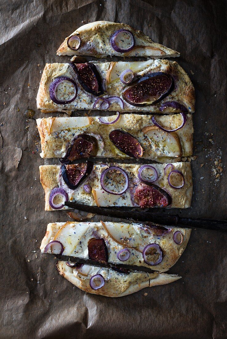 Vegan tarte flambée with figs, pears, red onion and seasoning spices