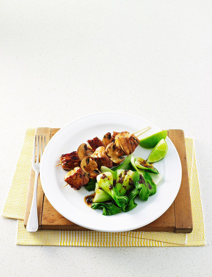 Marinierte Fisch- und Pilzspieße mit Pak Choi