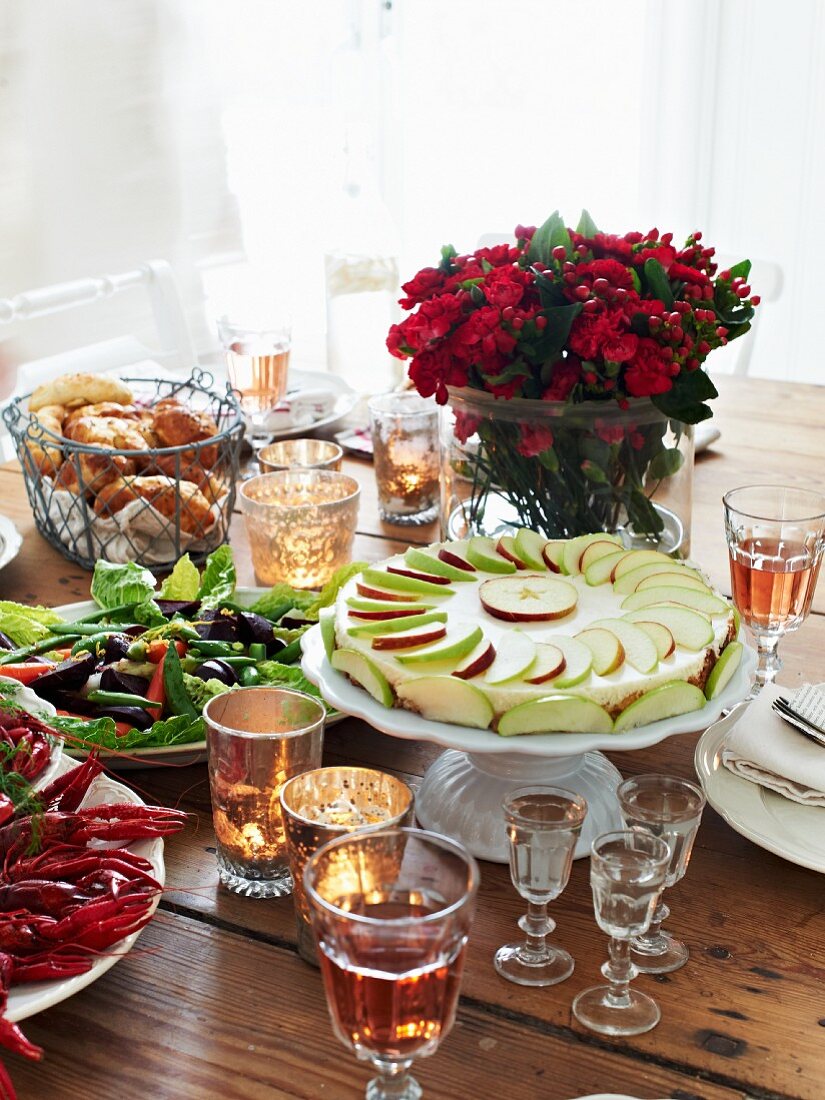 Apfeltorte auf gedecktem Tisch (Schweden)