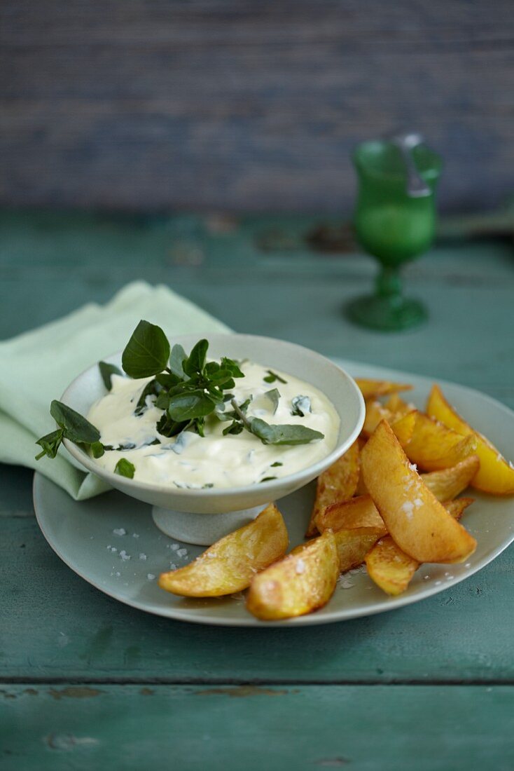 Brunnenkresse-Aioli mit Pommes Frites