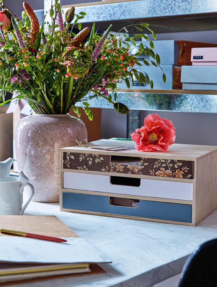 Beklebte und bemalter Schubladenkasten auf dem Schreibtisch
