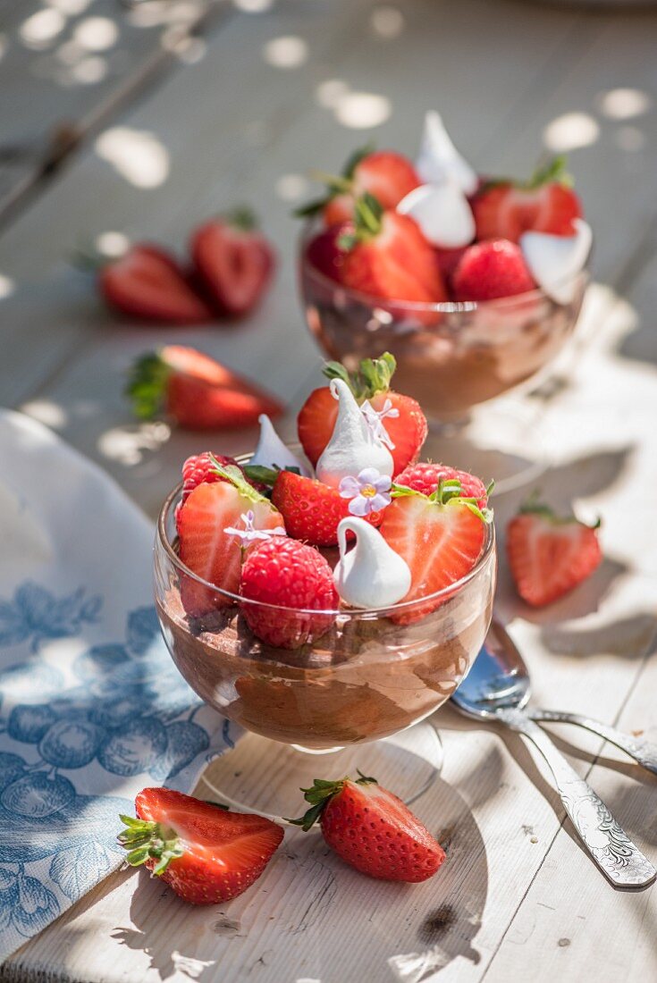 Chocolate mousse with berries and meringue