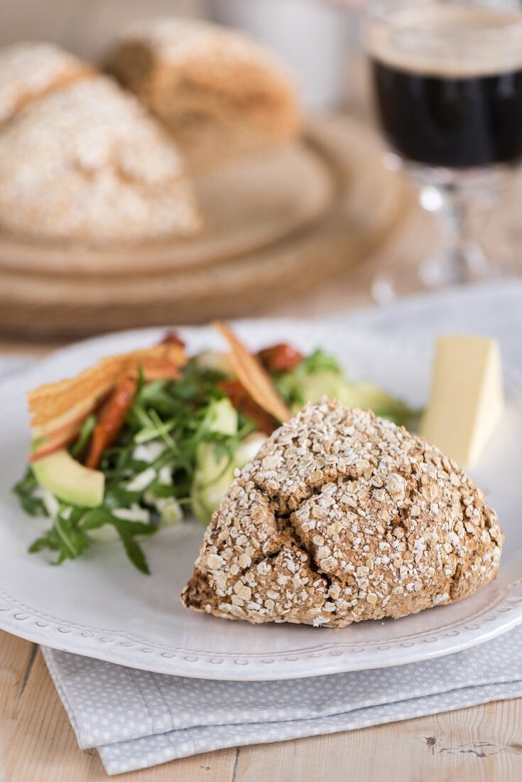 Dreikornbrot mit Salat