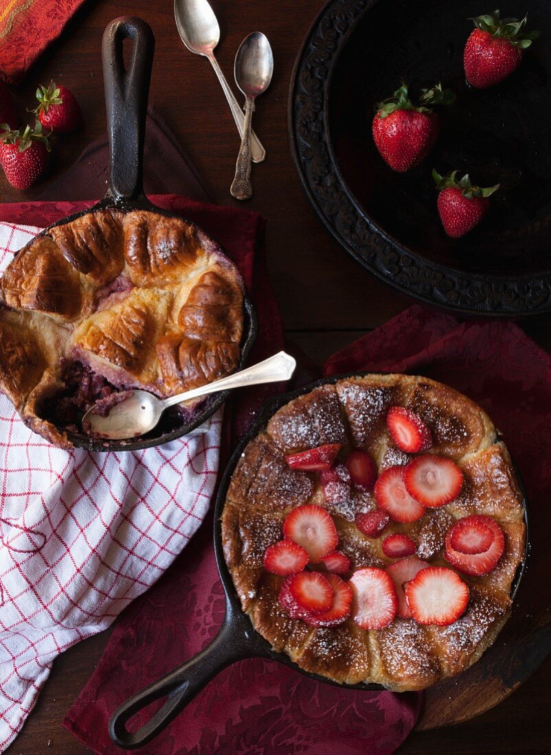 Brotpudding mit Erdbeeren und Zucker in Pfanne
