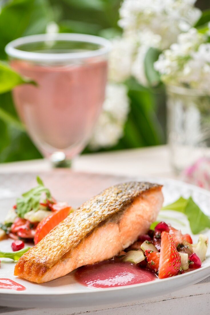 Gebratener Lachs mit Granatapfel-Erdbeer-Dressing und Erdbeer-Gurken-Relish