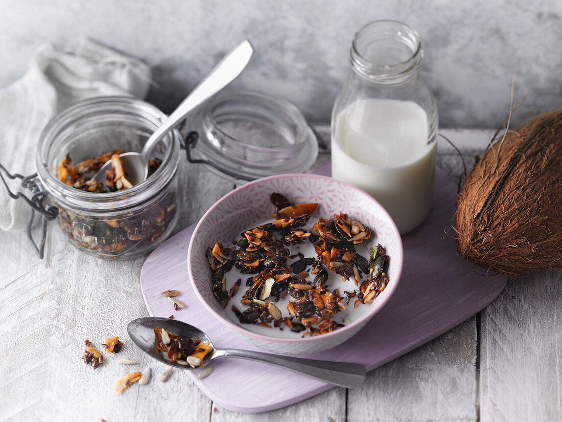 Granola aus Kokoschips, Mandelblättchen und Kernen