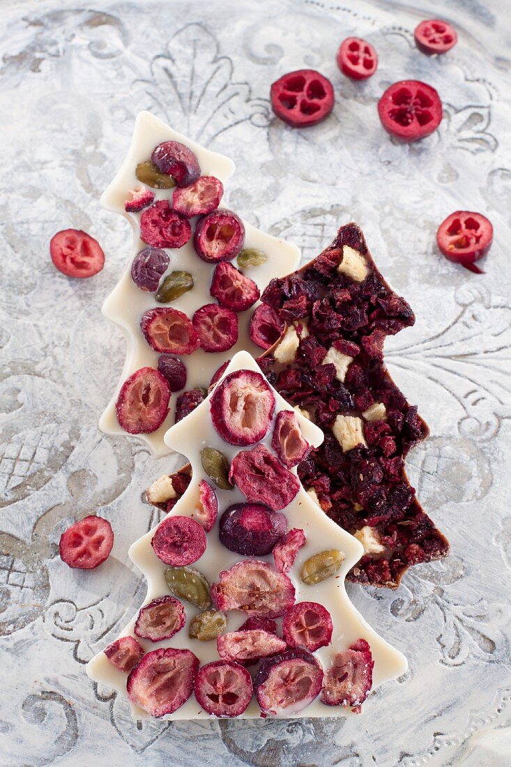 Weihnachtsbäume aus dunkler und weisser Schokolade mit getrockneten Cranberries