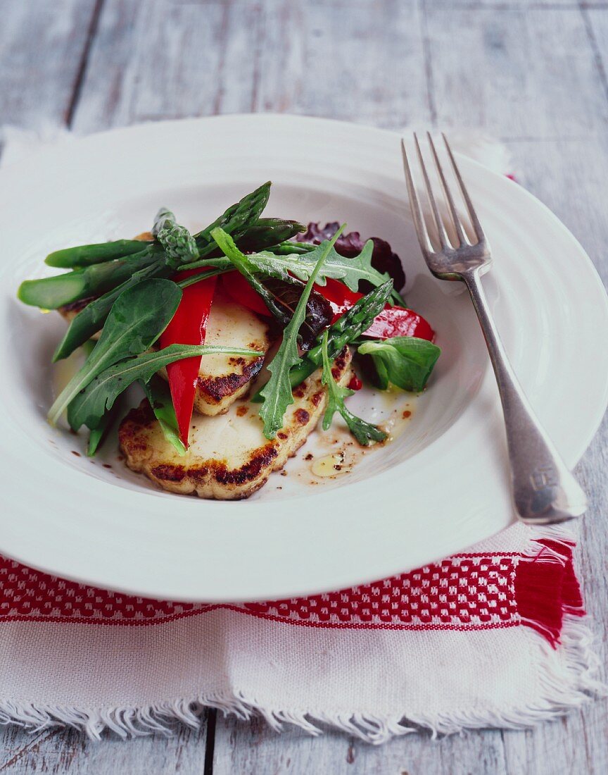 Halloumi salad with rocket, red pepper and asparagus