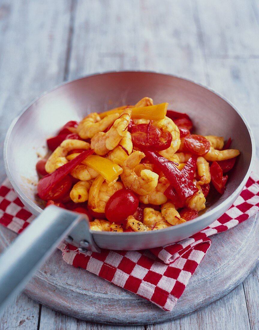 Gebratene Garnelen mit Paprika und Tomaten