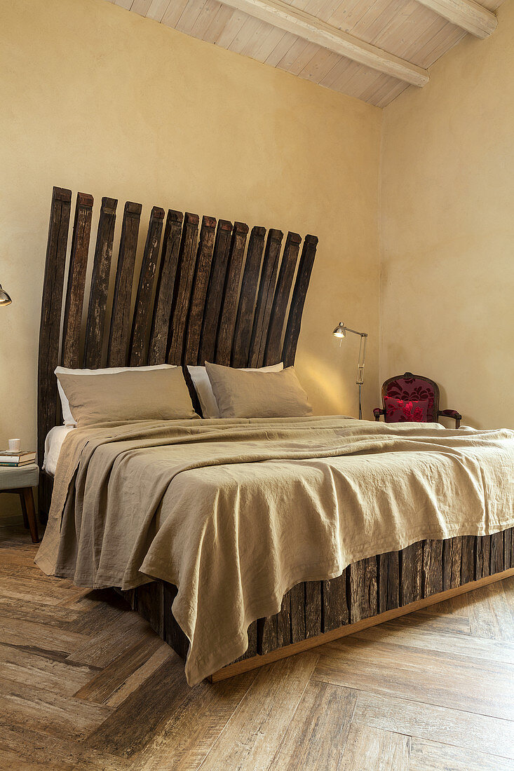 Doppelbett mit Bettkopfteil aus recyceltem Holz im Schlafzimmer