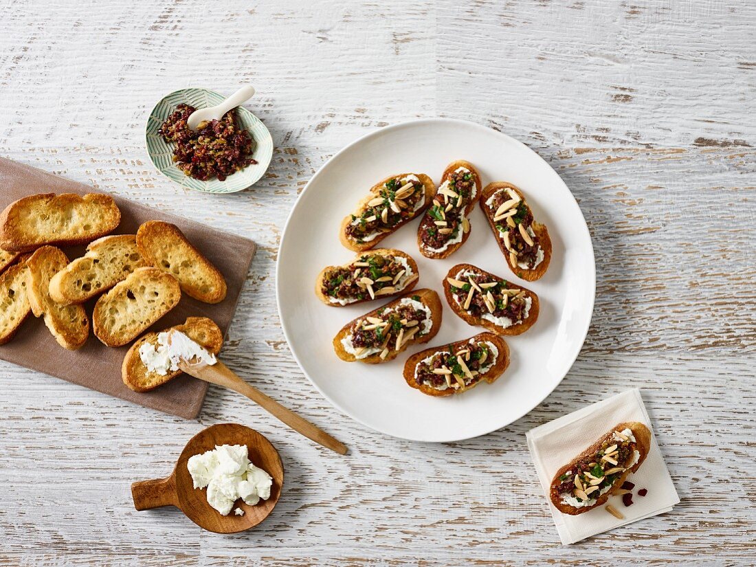 Crostini mit Ziegenkäse und Tapenade