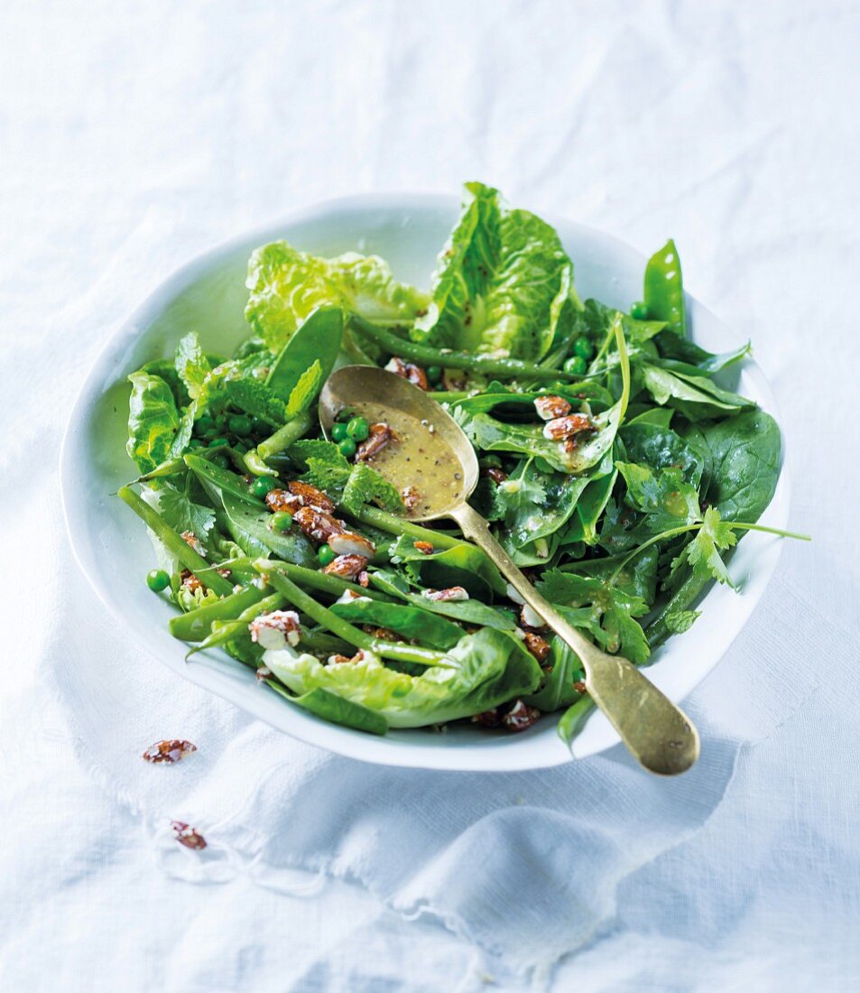 Blattsalat mit grünen Bohnen, Erbsen und Honigmandeln