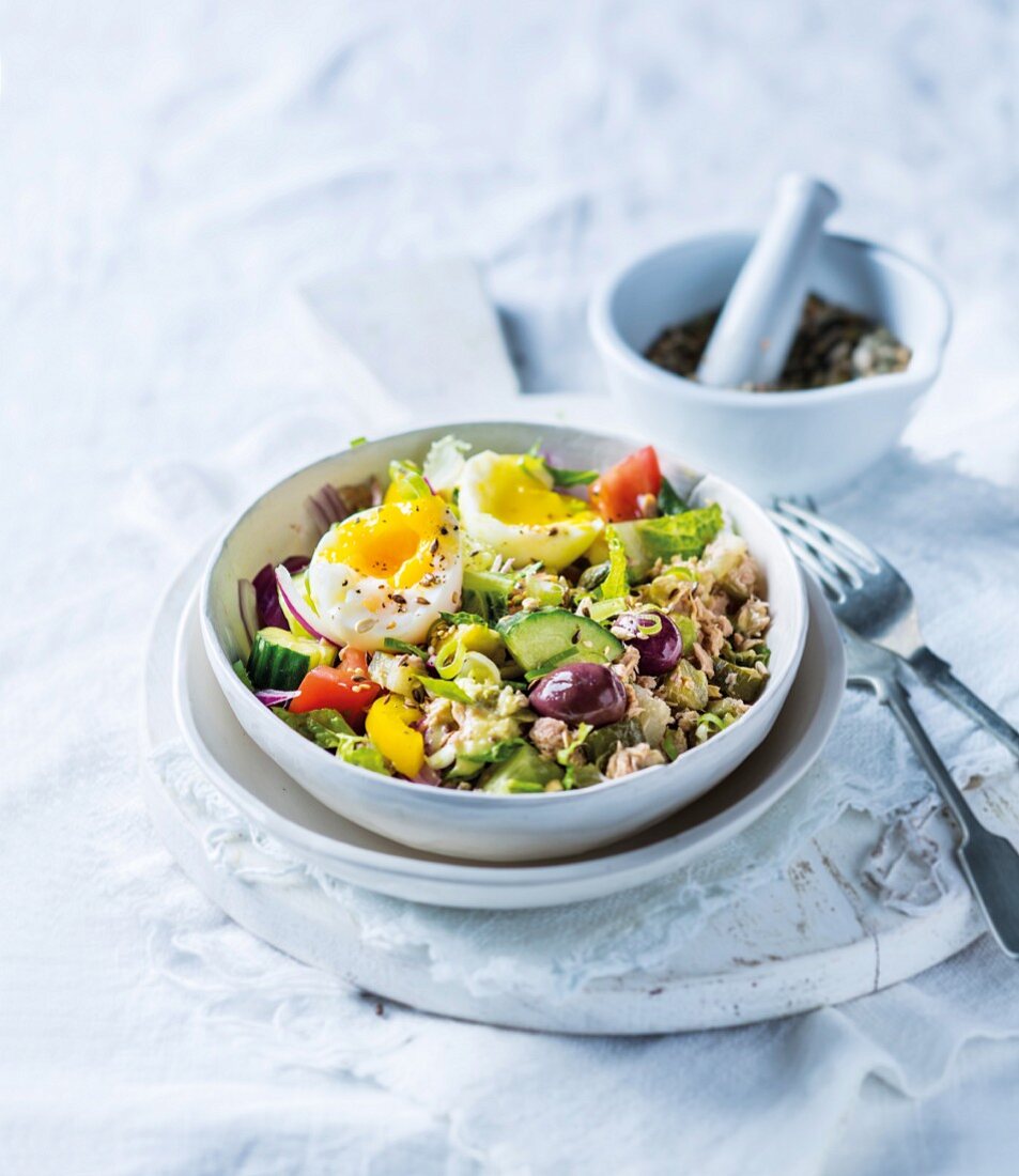 Gemüsesalat mit Thunfisch und Ei