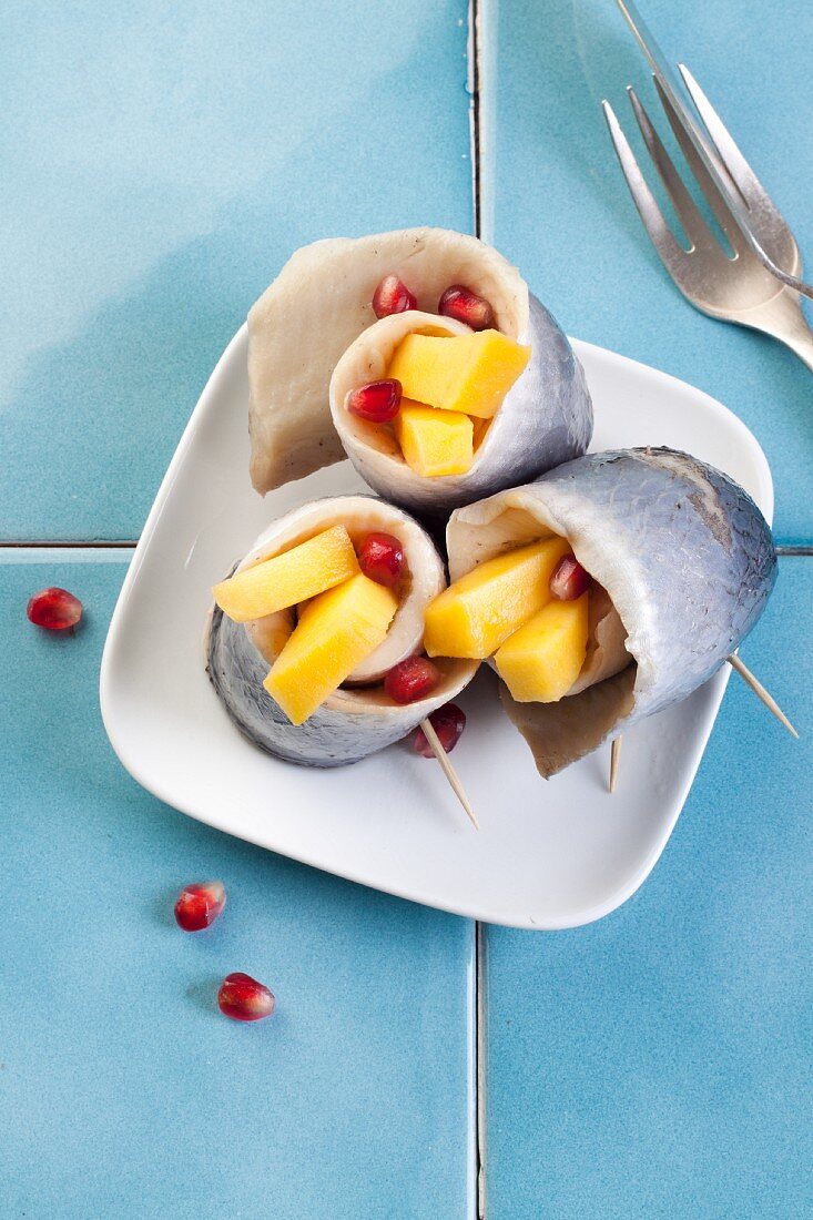 Rollmops mit Mango und Granatapfelkernen