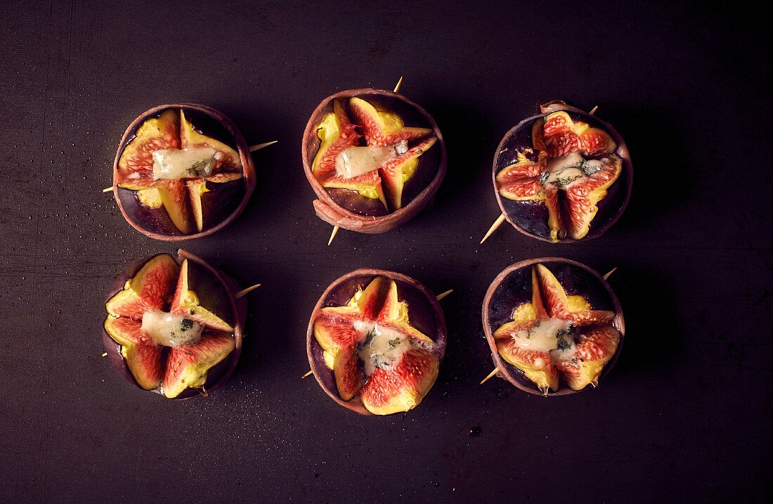 Baked figs with ham, Roquefort and nuts