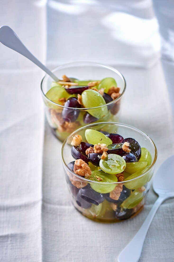 Traubensalat mit Nüssen